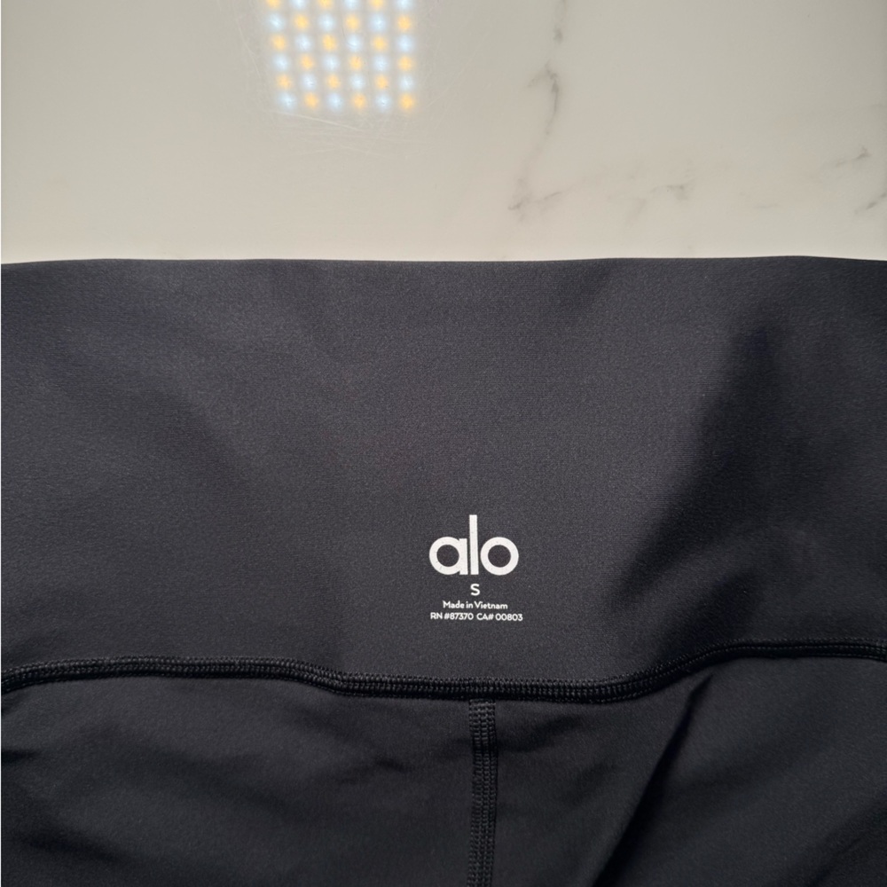 ALO Yoga Women's black leggings